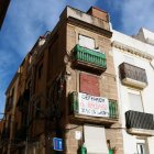 Imatge de bloc de la plaça del Baluard de Reus ocupat i amb dos desnonaments previstos.