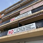 Diversos balcons amb pancartes contràries a la nova estació d'autobusos de Reus.