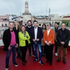 Fotografia de la nova executiva de Junts per Reus. Al centre, Gerard Gort, acompanyat de noms com Jordi Salvadó, Mariluz Caballero, Jaume Piñol i Carme Juan.