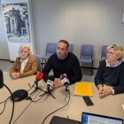 Imatge de la roda de premsa de Junts a Cambrils amb Enric Daza, Laura Mellau i Teresa Recasens.