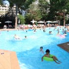 Imatge d’arxiu de l’Hotel Golden Port de Salou, plena de turistes durant la temporada alta.