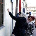 Un grup de dones revisen els horaris dels autobusos del servei alternatiu
