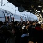 Andana a l'estació de Cunit, just després de l'arribada d'un dels combois previstos aquest dissabte