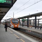 Un tren de l'R2 marxa de l'estació de Cunit en direcció a Barcelona, aquest dilluns al matí.