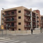 Imatge de l'exterior de l'edifici que els Mossos d'Esquadra desallotgen aquest dimarts a Constantí.