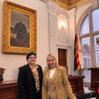 La portaveu del grup municipal, Teresa Pallarès, amb Sarah Dubois.