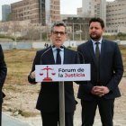 El ministre de Justícia, Félix Bolaños, acompanyat del conseller de Justícia, Ramon Espadaler i de l'alcalde de Tarragona, Rubén Viñuales, durant l'atenció als mitjans a Tarragona