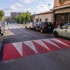 Imatge d'una esquena d'ase, un tipus de reductor de velocitat, davant l'escola bressol El Niuet de Tarragona.
