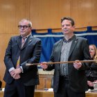 Oliver Klein sostenint la vara d’alcalde al costat d’Enrique Arce, edil socialista que ha presidit el ple.