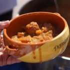 Una ració de romesco servida en una edició del Concurs de Mestres Romescaires al Serrallo.