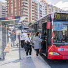 Diversos usuaris pujant a un autobús municipal parat a l’intercanviador de Battestini.