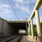 Imatge de les vies de tren on es reforçaran els elements de seguretat.