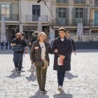 Xuso Jones, presentador del programa, amb una concursant a la plaça del Mercadal.