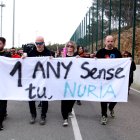 Treballadors de Mas d'Enric i companys de la cuinera assassinada fa un any amb una pancarta durant la marxa feta en l'acte d'homenatge a l'exterior del centre penitenciari del Catllar