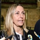 La consellera d'Igualtat i Feminisme, Eva Menor, atenent la premsa després del minut de silenci en senyal de rebuig al feminicidi d'una veïna de Cornellà de Llobregat.