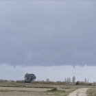 Imagen de varias mangas de agua, este jueves por la tarde, en el Delta de l'Ebre.