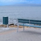 Imagen de un banco y de una papelera fabricados con plásticos recuperados del mar.