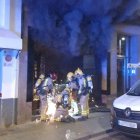 Els Bombers accedint al local per poder apagar l'incendi