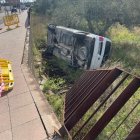 Imatge de la furgoneta bolcada en un camp d'oliveres.