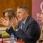 El conseller, durant la seva intervenció, acompanyat de la presidenta del Círcol, Patrícia Tarradellas, i l’alcaldessa de Reus, Sandra Guaita.