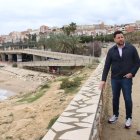 L'alcalde de Tarragona, Rubén Viñuales, acompanyat del conseller de Medi Ambient de Tarragona, Guillermo García de Castro, amb la plataforma del Miracle al fons