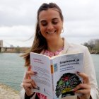 L'exesportista d'elit i investigadora ampostina, Victòria Cid i Centelles, llegint el seu llibre.