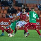 El migcampista Ander Gorostidi durant el duel al Nou Estadi contra el Zamora.