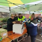 Veïns del barri Montserrat recollint el material pel sistema de recollida porta a porta.