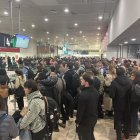 Usuaris de Renfe esperant a l'estació de Sants de Barcelona arran d'una avaria al subministrament elèctric al servei ferroviari