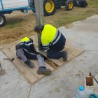 Els operaris instal·lant les dutxes a Cambrils.