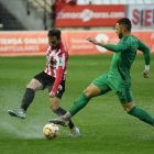 El davanter del Nàstic, Marc Fernández, durant una de les jugades del partit contra el Zamora en la qual l’aigua va ser la protagonista.