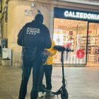 Un agent de la Policia Local del Vendrell posant una denúncia a un usuari de patinet elèctric.