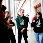 Un grup de pagesos es concentra als Jutjats de Reus on se celebra un judici pel robatori de garrofes.