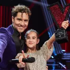 Imagen de la ganadora de La Voz Kids 2024 con David Bisbal, su coach.