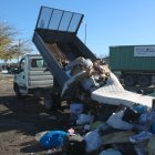 Un camionet descarregant brossa durant la vaga de Prezero a finals de l’any passat.