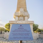 La nova placa, a peus del monòlit que reposa al Cementiri General. Gerard Martí