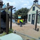 Un treballador executant tasques de manteniment a PortAventura World durant l’aturada del parc.