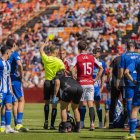 L’àrbitre Jorge Díaz Escudero ensenyant la targeta groga a Víctor Narro durant el partit contra la Ponferradina del darrer diumenge.