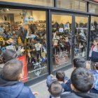 Fotografia dels alumnes visitant Bormar Motos, un dels establiments adherits a la iniciativa.