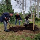 Oliver Klein, que ha procedit a plantar l'Arbre de Cambrils dins de la campanya de sensibilització 'Uneix-te a la Lliga Verda'.