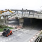 Dues màquines treballen en l'enderrocament de la plataforma del Miracle de Tarragona.