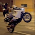 Imagen del motorista denunciado haciendo un caballito.