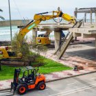 Dues màquines excavadores amb pinça hidràulica van arribar ahir a la zona de la plataforma del Miracle per desmuntar-la començant per les bigues, les quals es trituraran.