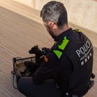 Imatge d'un agent de la Guàrdia Urbana amb els cadells abandonats