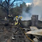 Imatge dels Bombers treballant en l'incendi a Mont-roig del Camp