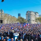 Imatge de Marie Le Pen dirigint-se als seus simpatitzants a París, aquest diumenge a la tarda
