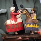 La figura de xocolata del Ball de Cavallets, en mans de l’alcaldessa de Reus, Sandra Guaita.