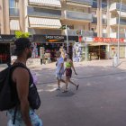 Imatge d’arxiu de turistes passejant per carrer Carles Buïgas de Salou.