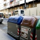 Imatge d’arxiu de maquinària de neteja i contenidors de brossa en un carrer de Tarragona.
