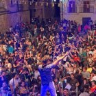 Imagen de archivo de una fiesta en una plaza de un pueblo.